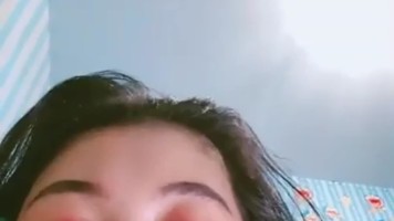 Toket Gede Host Cantik Omek di Kursi