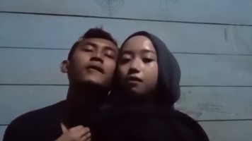 Riris Cewek Jilbab Serahkan Tubuhnya Untuk Pacar