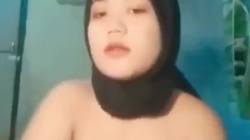 Dedek Jilbab Makin Narsis Pamer Toketnya